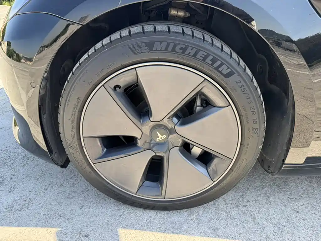 Tesla Model 3 — фото 13