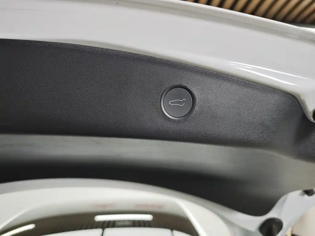 Tesla Model 3 — фото 11