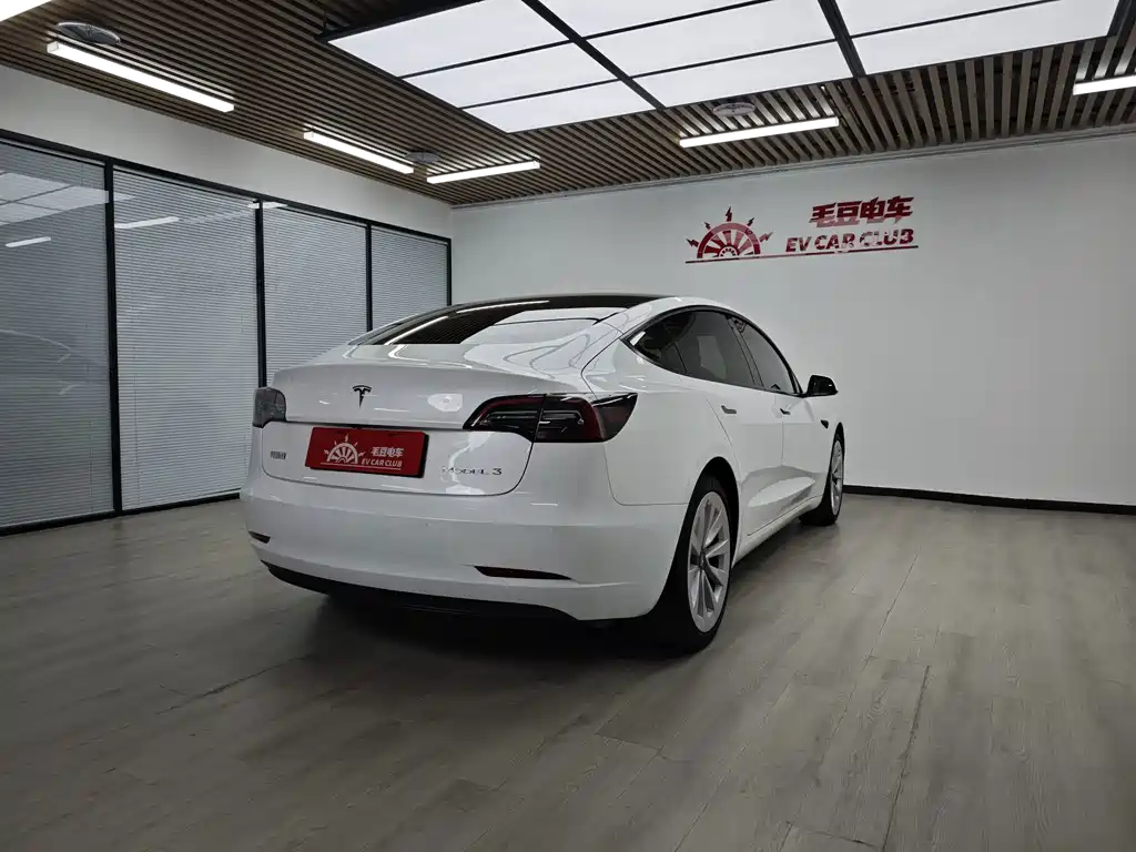 Tesla Model 3 — фото 4