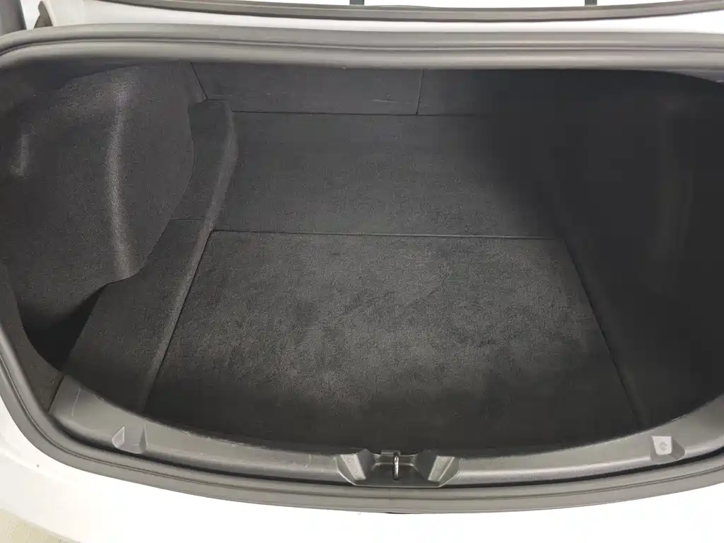 Tesla Model 3 — фото 9