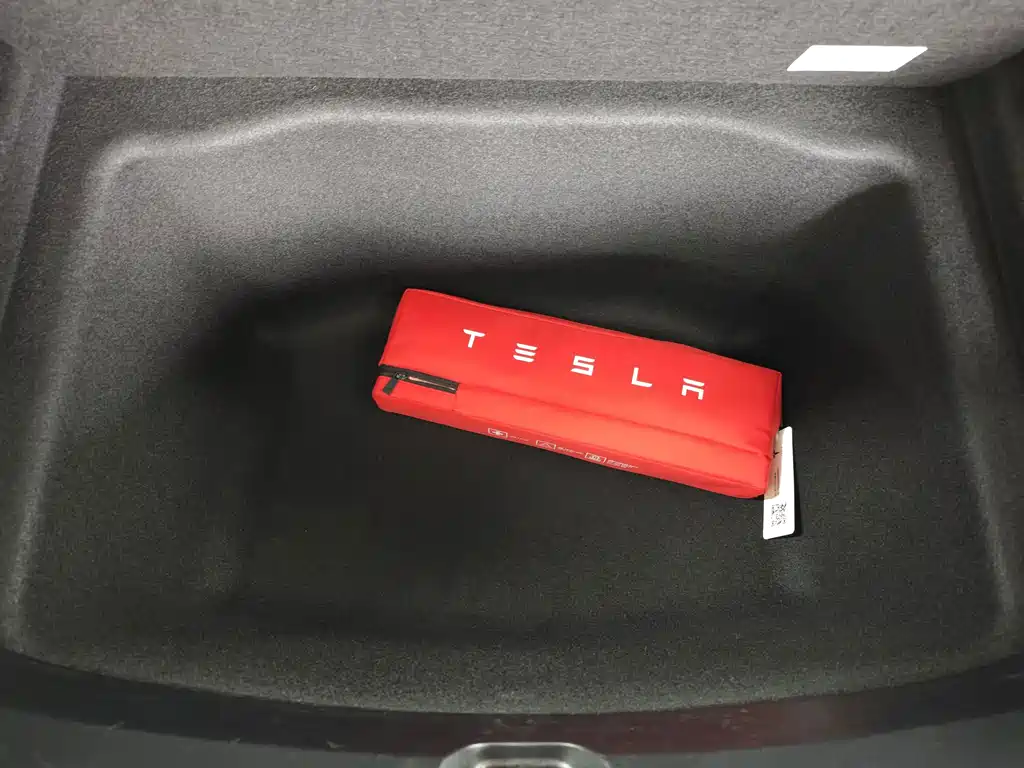 Tesla Model 3 — фото 10
