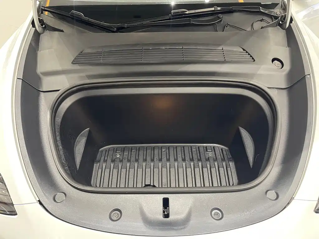 Tesla Model Y — фото 15