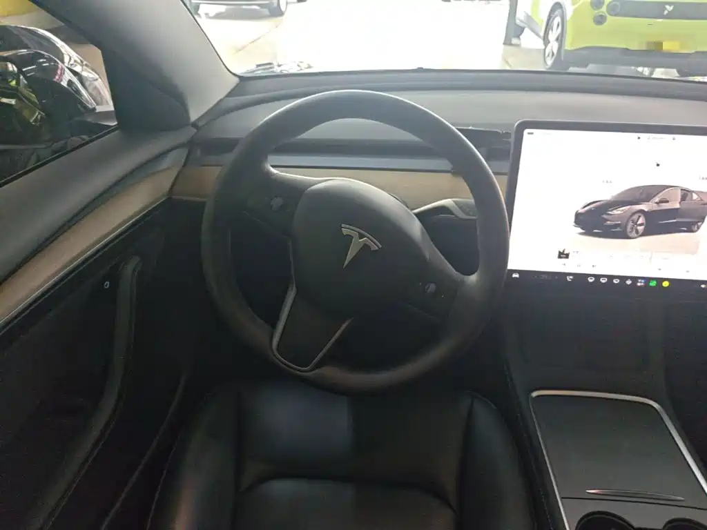 Tesla Model 3 — фото 11