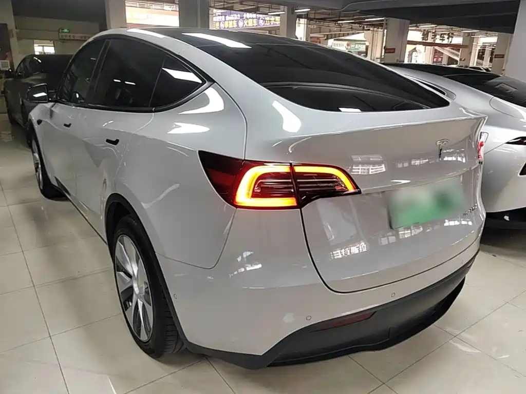 Tesla Model Y — фото 5