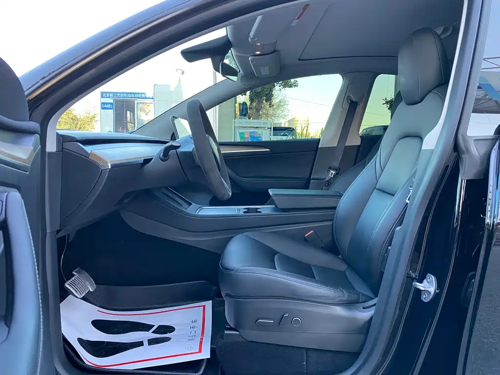 Tesla Model Y — фото 14