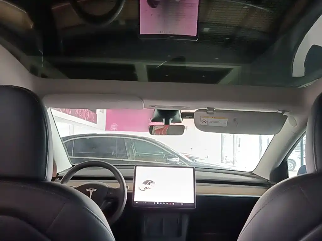 Tesla Model Y — фото 18