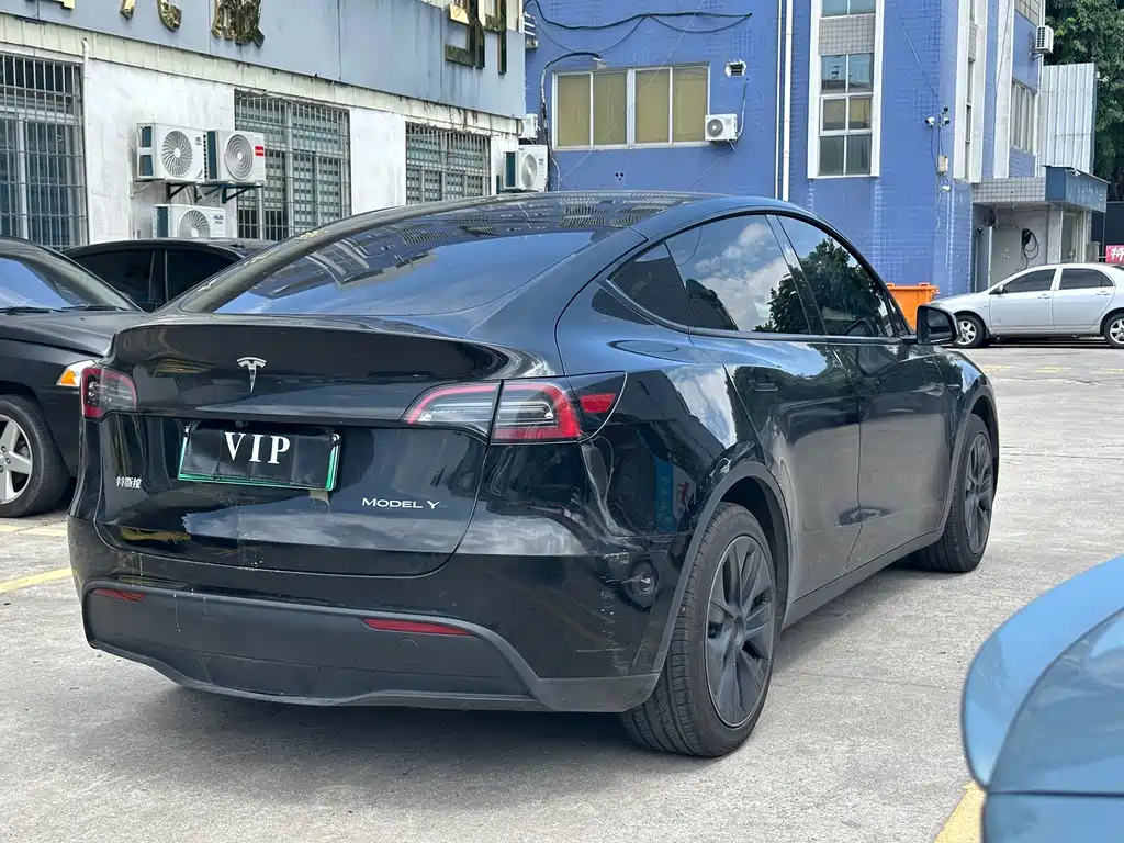 Tesla Model Y — фото 9