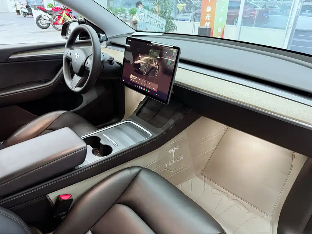 Tesla Model Y — фото 18