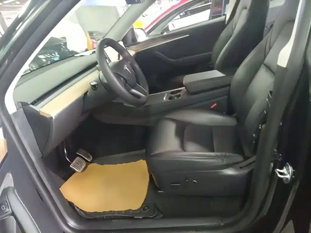 Tesla Model Y — фото 15