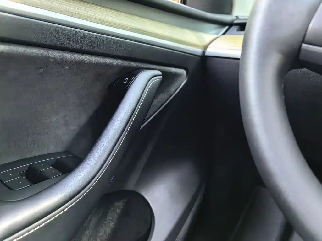 Tesla Model Y — фото 15