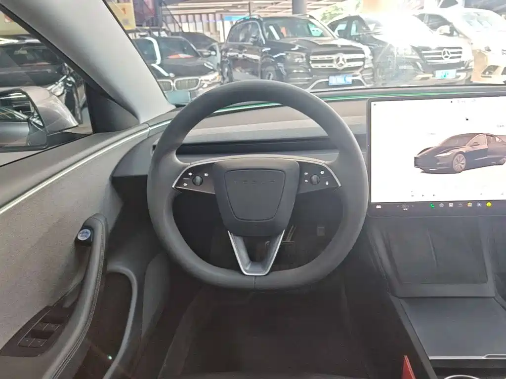 Tesla Model 3 — фото 11