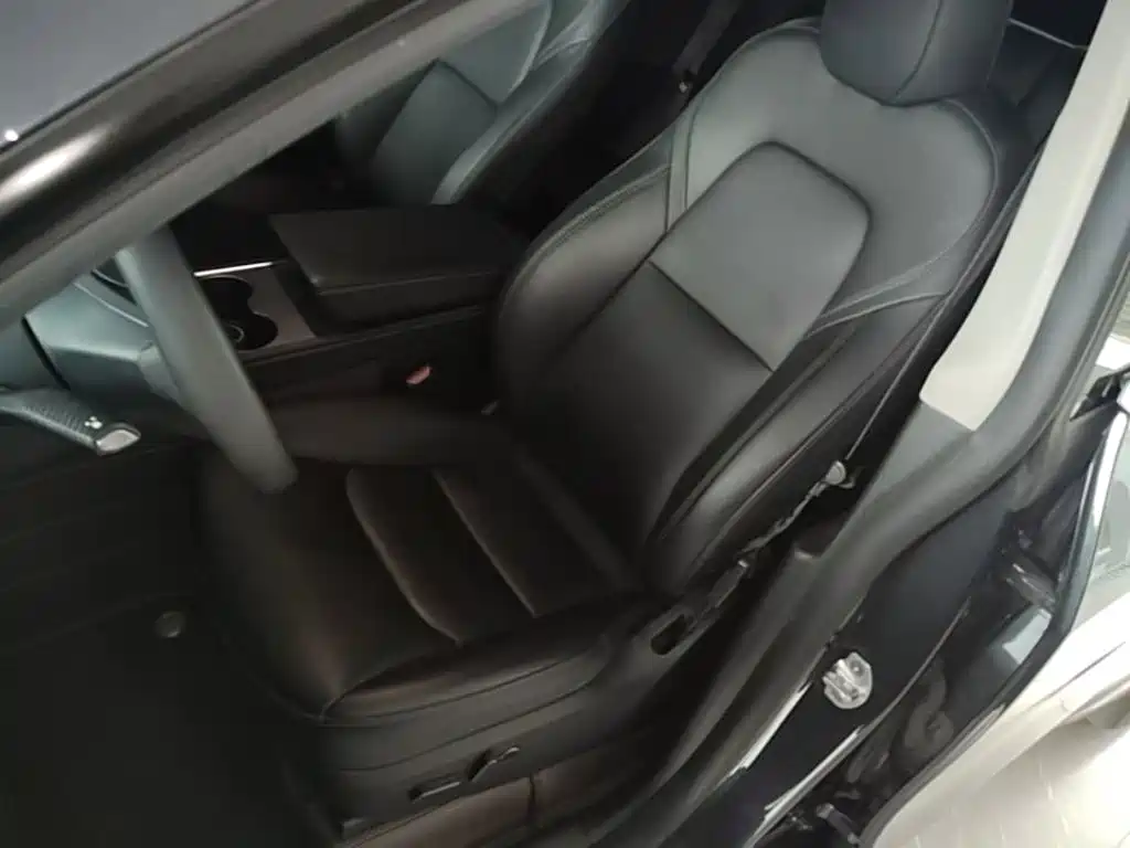 Tesla Model Y — фото 15