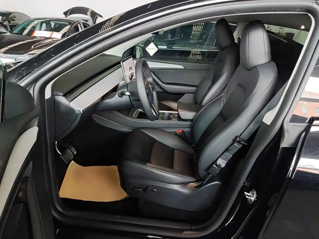 Tesla Model Y — фото 15