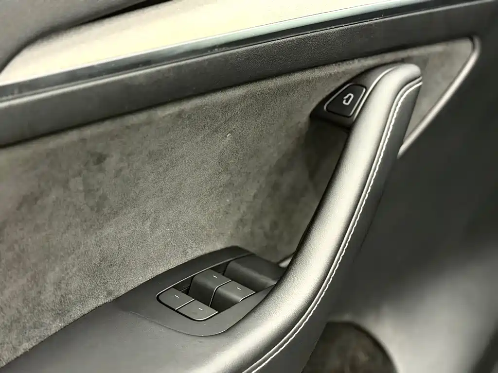 Tesla Model Y — фото 15