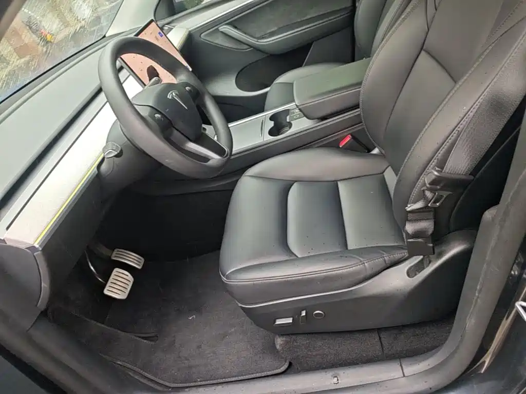 Tesla Model Y — фото 15