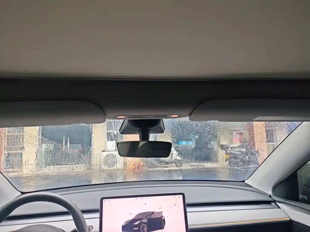 Tesla Model Y — фото 18