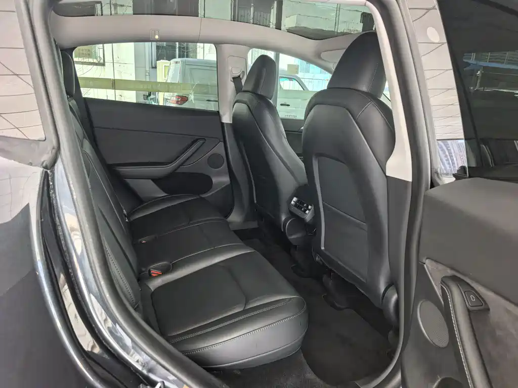 Tesla Model Y — фото 11
