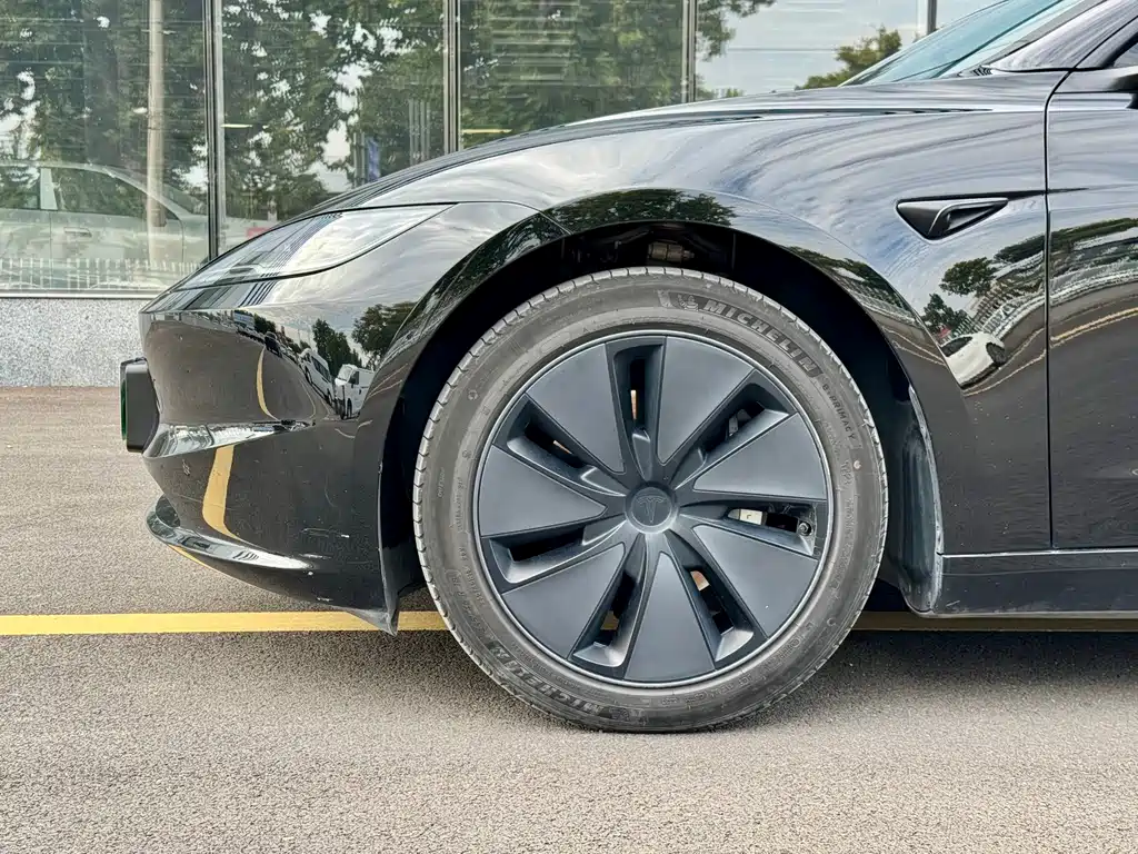 Tesla Model 3 — фото 5
