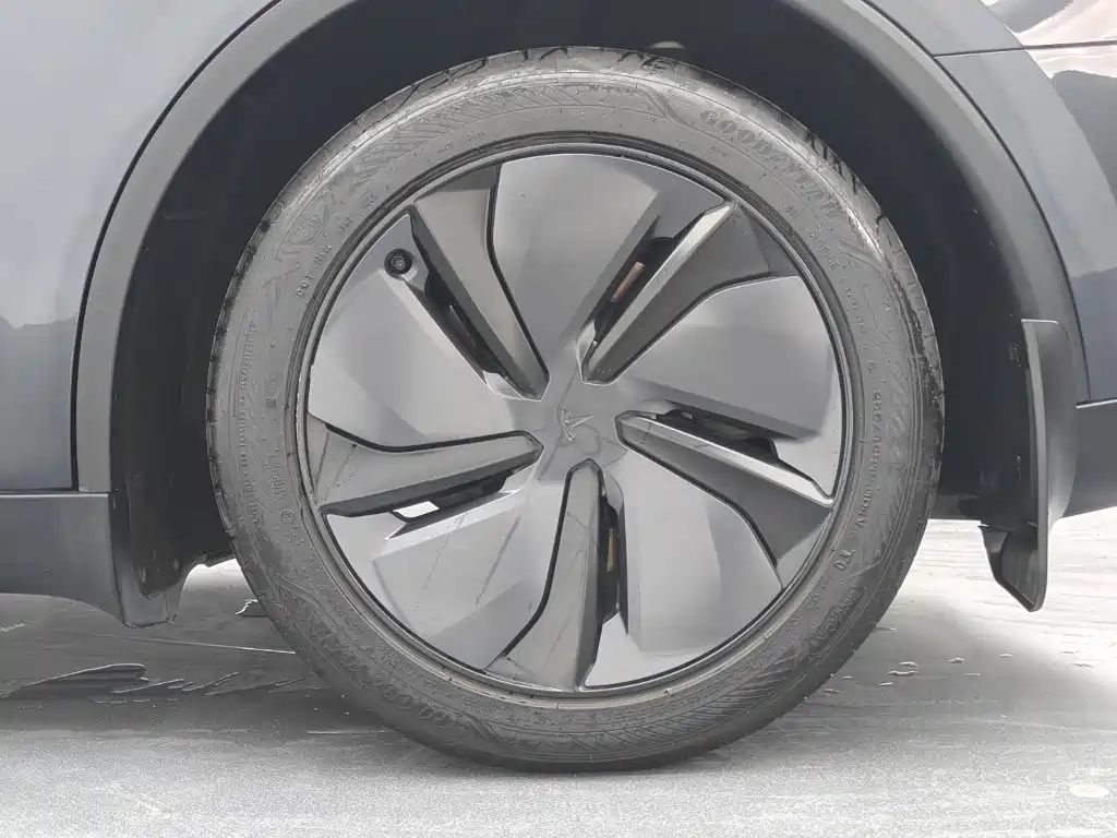 Tesla Model Y — фото 13