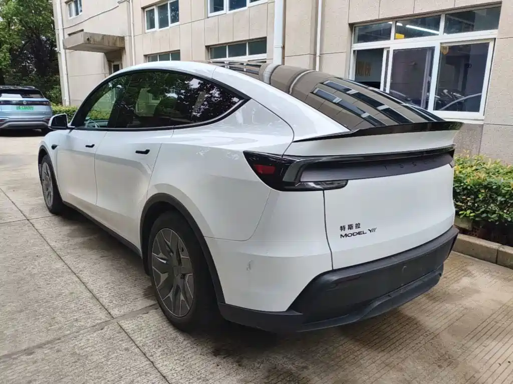 Tesla Model Y L — фото 23