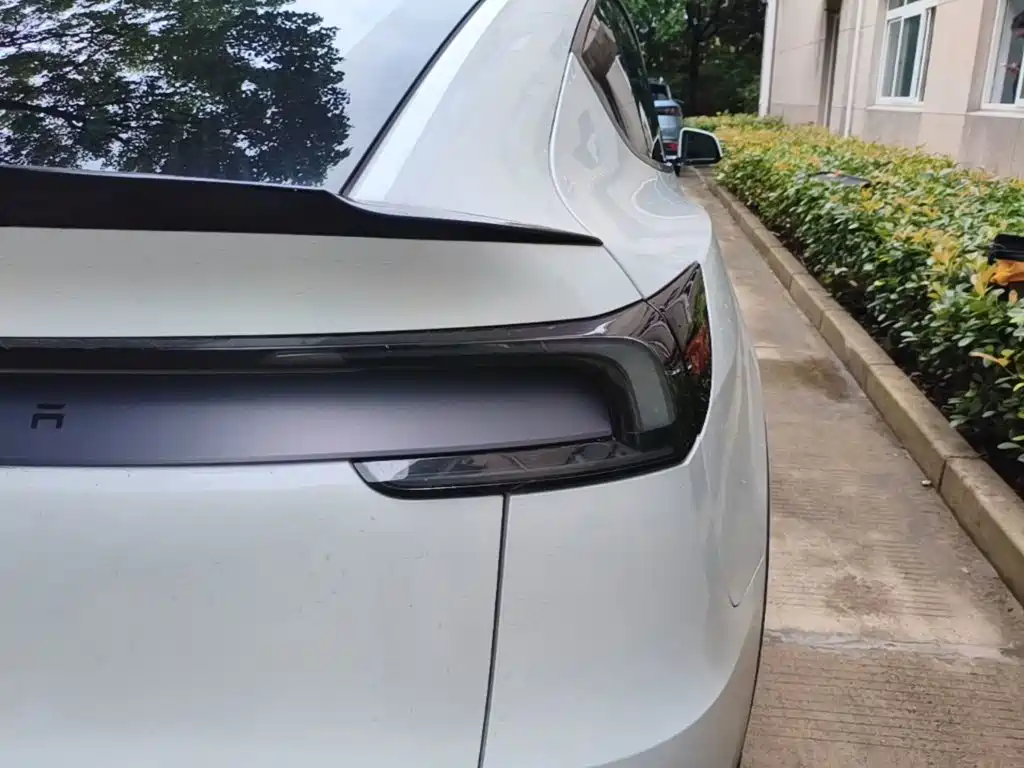 Tesla Model Y L — фото 24