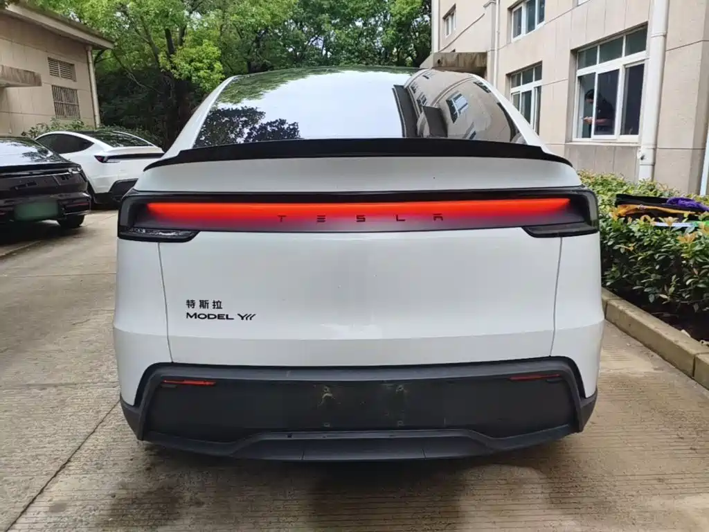 Tesla Model Y L — фото 4