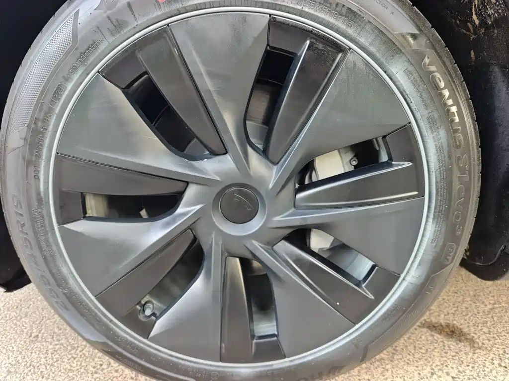 Tesla Model Y — фото 11