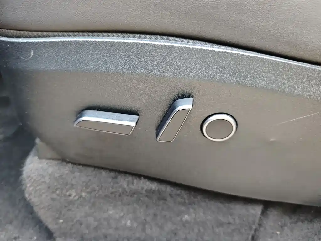 Tesla Model Y — фото 14