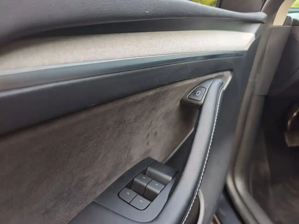Tesla Model Y — фото 15