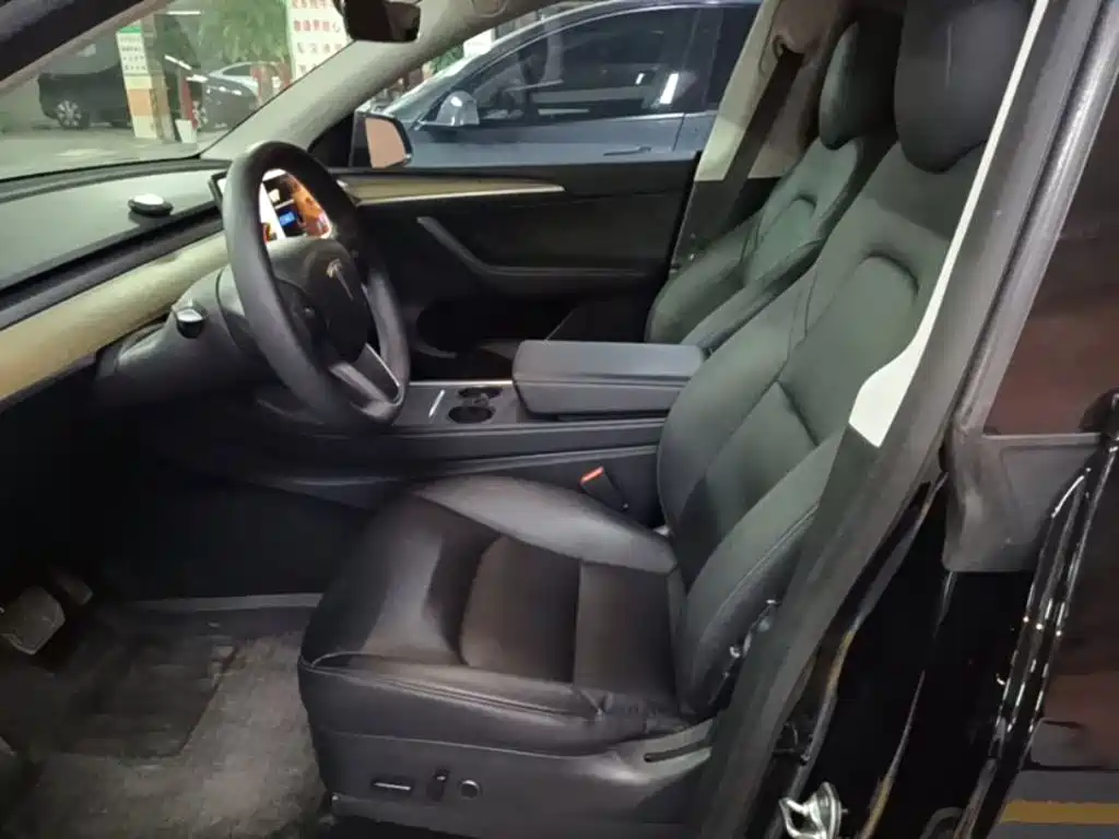 Tesla Model Y — фото 15