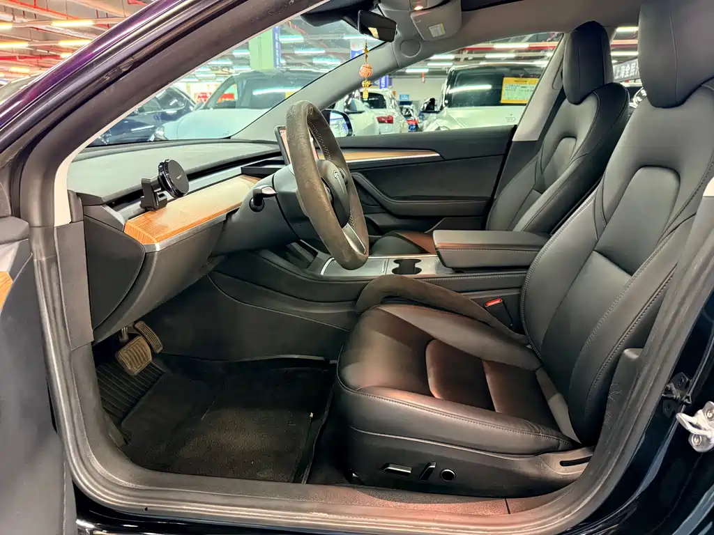 Tesla Model 3 — фото 8