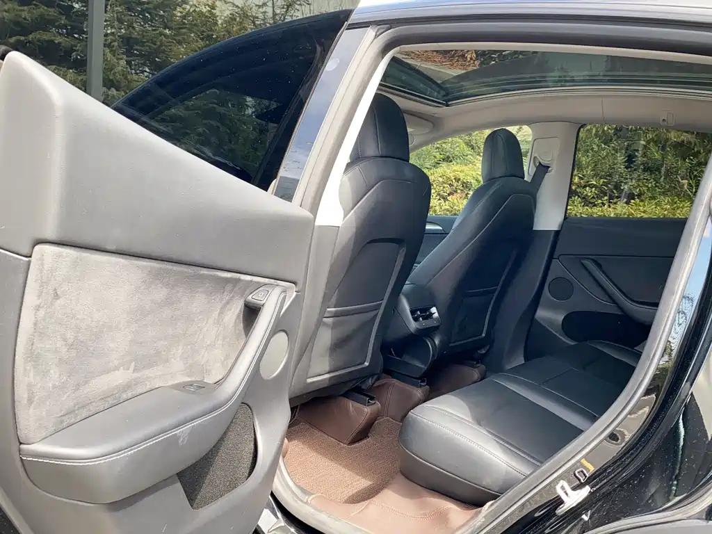 Tesla Model Y — фото 14