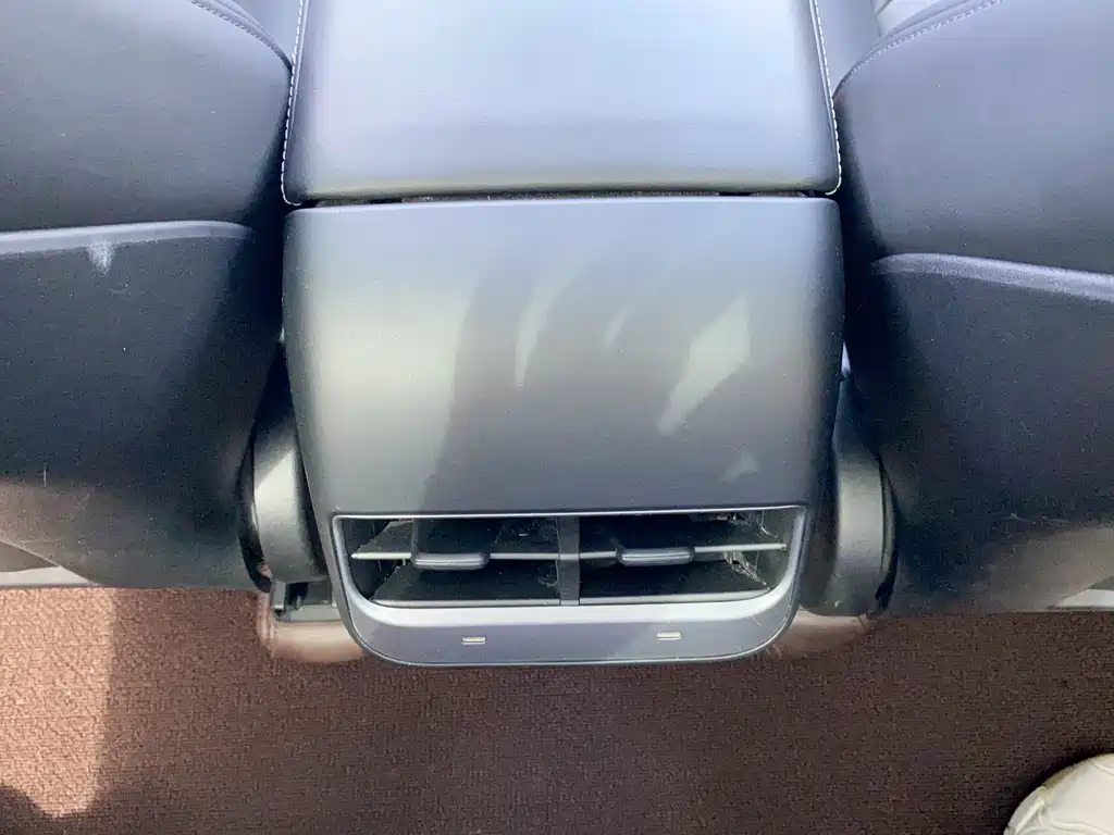 Tesla Model Y — фото 15