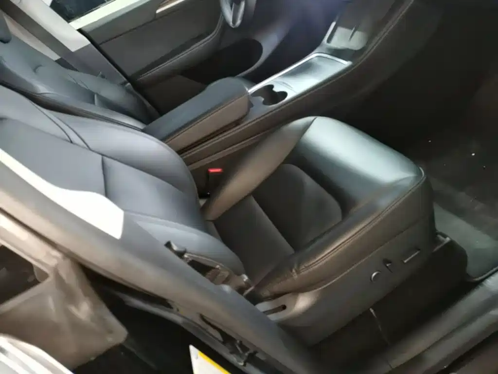 Tesla Model Y — фото 25