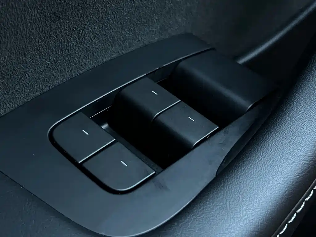 Tesla Model 3 — фото 13