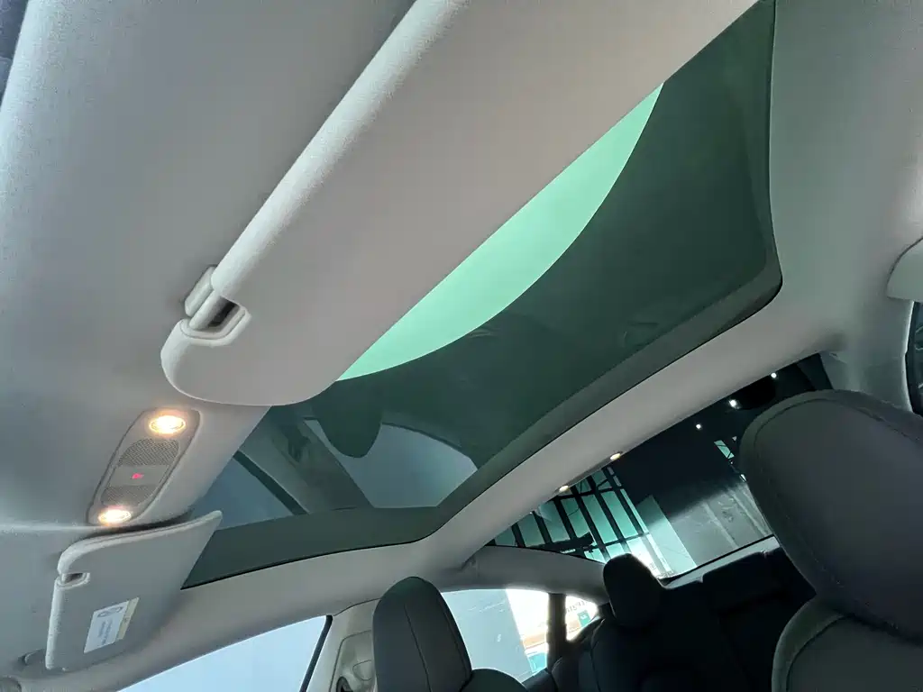 Tesla Model 3 — фото 17