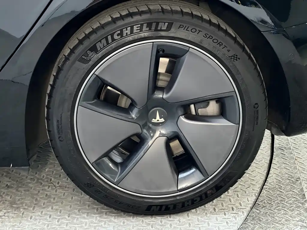 Tesla Model 3 — фото 23