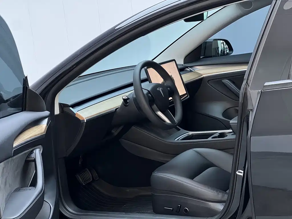 Tesla Model 3 — фото 9