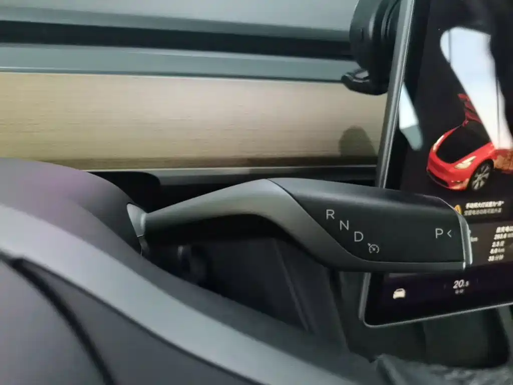 Tesla Model Y — фото 14
