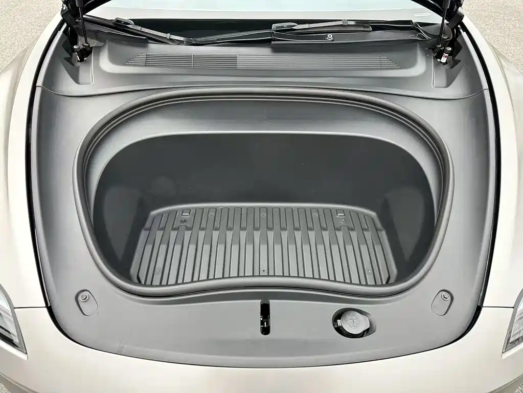 Tesla Model 3 — фото 10