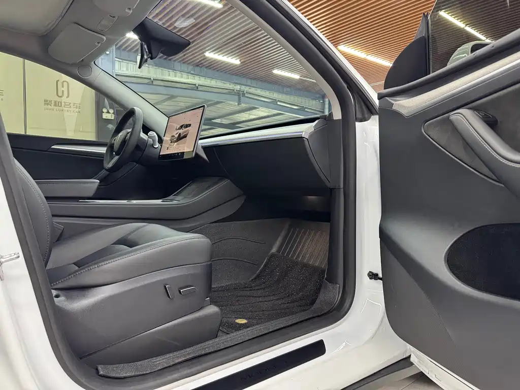 Tesla Model Y — фото 11