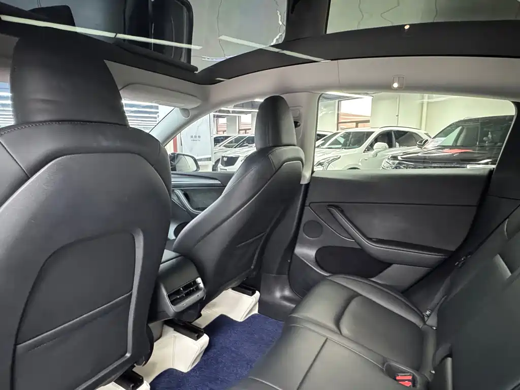 Tesla Model Y — фото 11