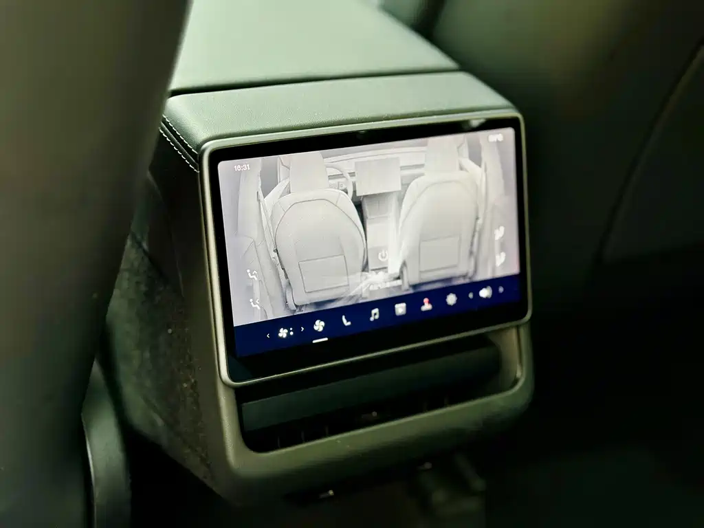 Tesla Model Y — фото 14