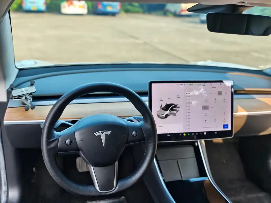 Tesla Model 3 — фото 7