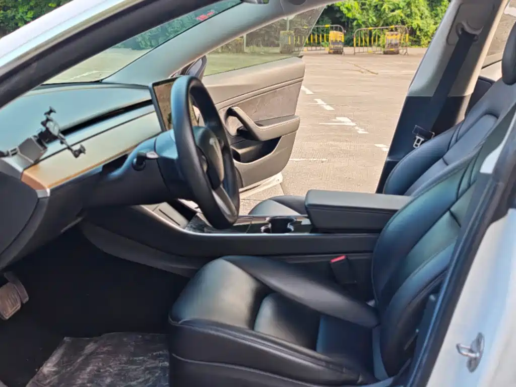 Tesla Model 3 — фото 10