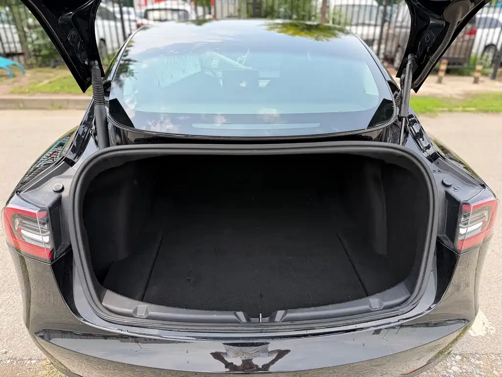 Tesla Model 3 — фото 16