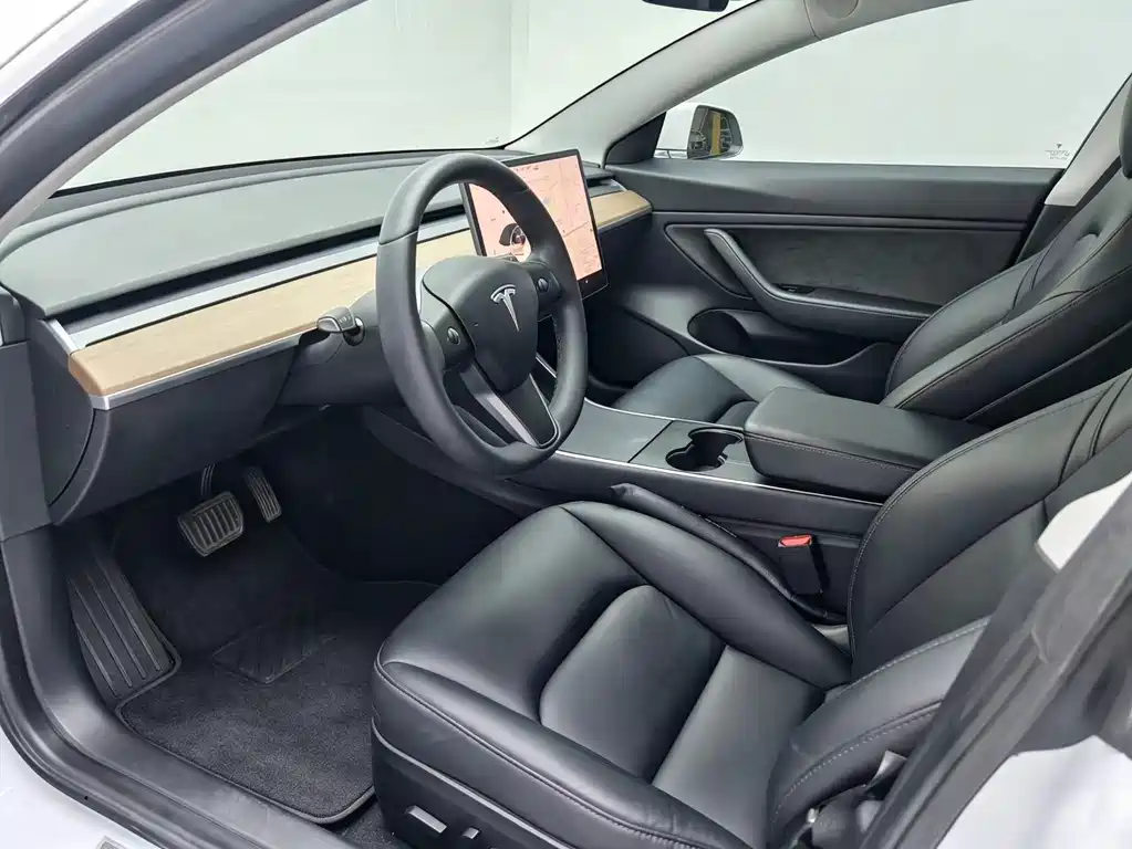 Tesla Model 3 — фото 7