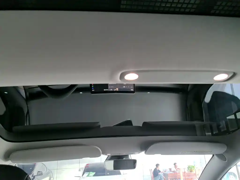 Tesla Model 3 — фото 18