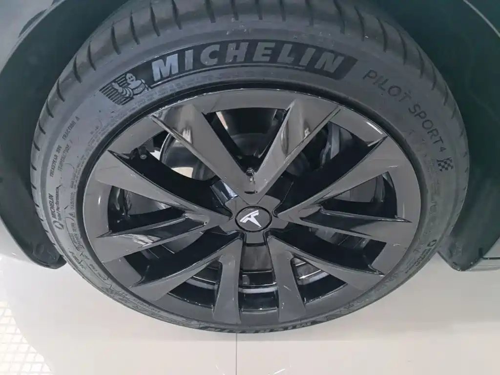Tesla Model 3 — фото 23
