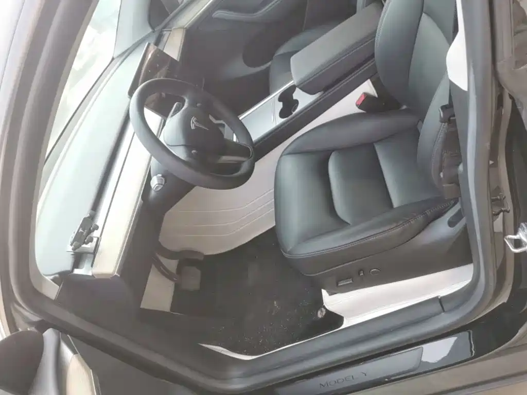 Tesla Model Y — фото 15